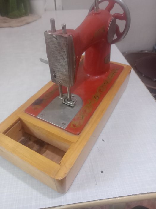 Продам, детская швейная машинка.