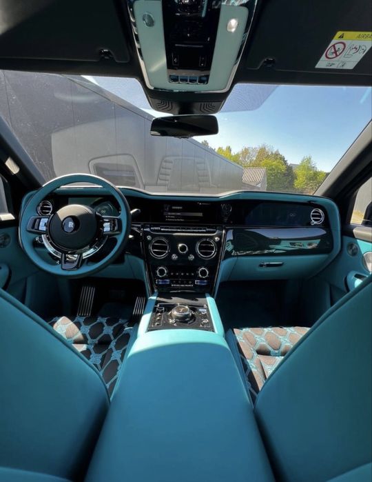 Rollc Royce Cullinan black bladhe Cullinan