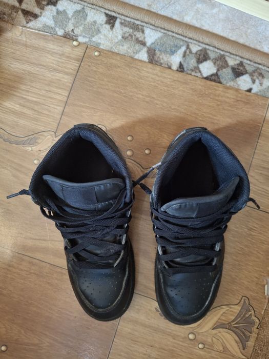 Adidasi Jordan 1  negri
