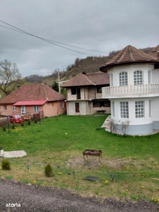 Casa cu 5 camere + teren intravilan de 1209 mp in Iscroni- Aninoasa