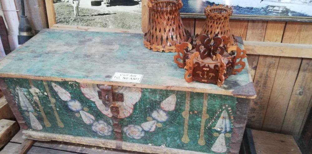 Lada din lemn veche (cufar), decorativ, rustic