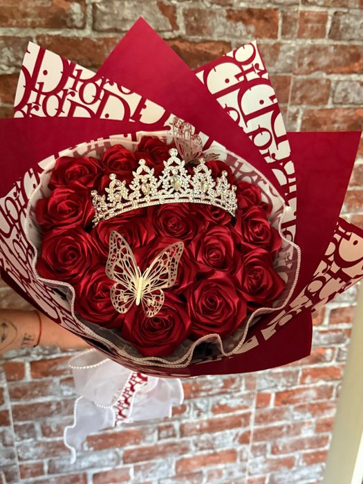 Букет от 19 сатенени розички с коронка и пеперудки