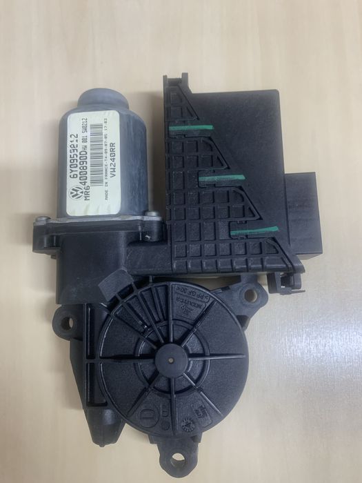 Motoras geam electric dreapta spate Skoda Fabia 1 / VW Polo 6Y0959802
