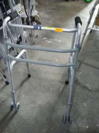 Проходилка за възрастни ,стол тоалетна- чисто нова