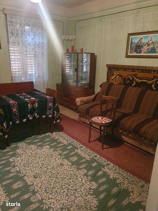 Casă de vânzare, 3 camere, curte mare, sura si grajd, teren 2600 mp