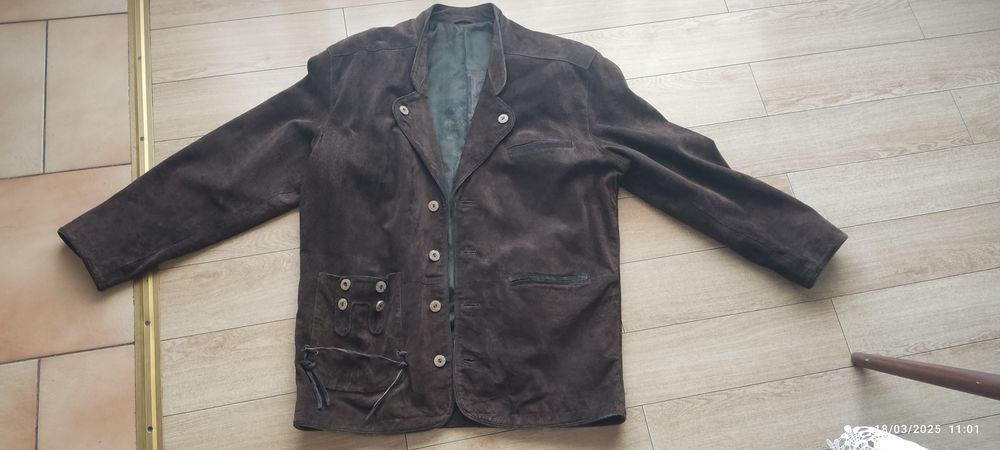 Costum vânător sau baluri vânători de piele și sacou