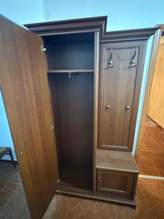 Шкаф для прихожей с зеркалом и тумбой