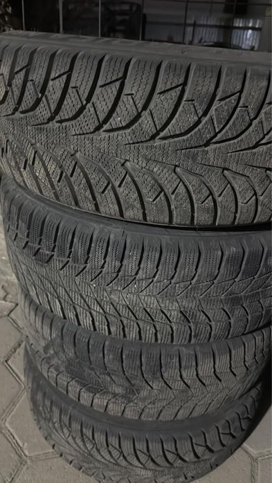 Зимния резина 215/55/17 комплект