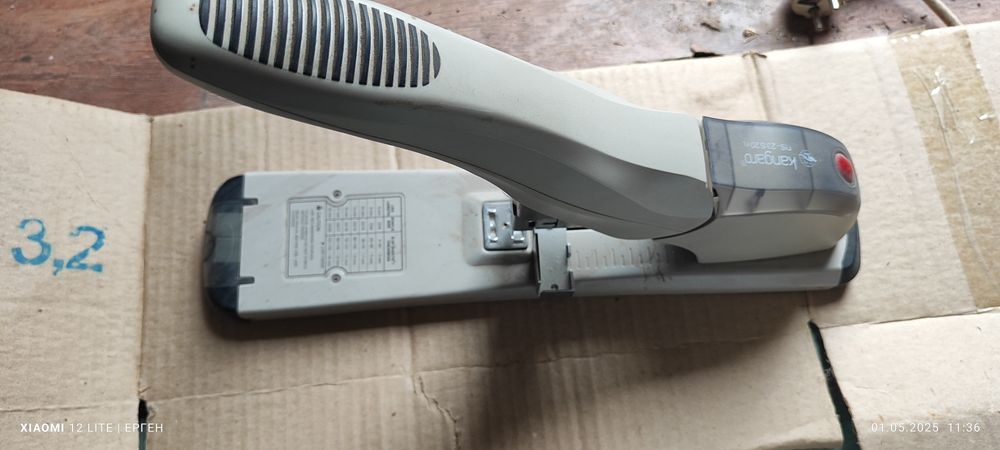 Продам. Степлер большой сверх мощный.