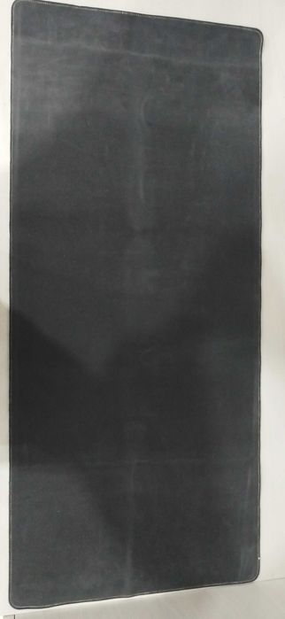 Коврик черно-белого цвета