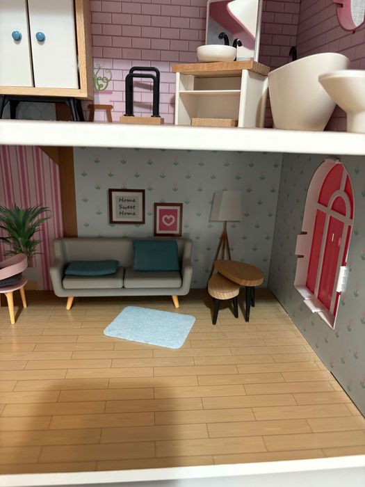 Casa de păpuși din lemn