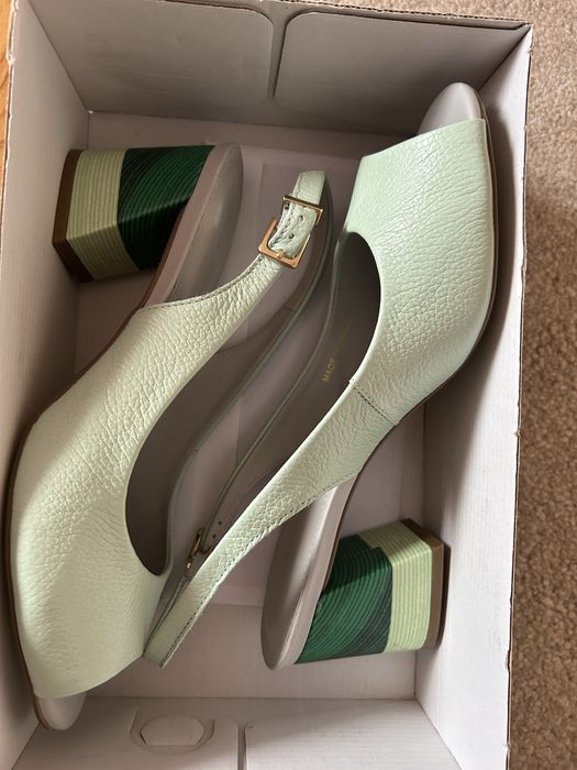 Дамски кожени сандали