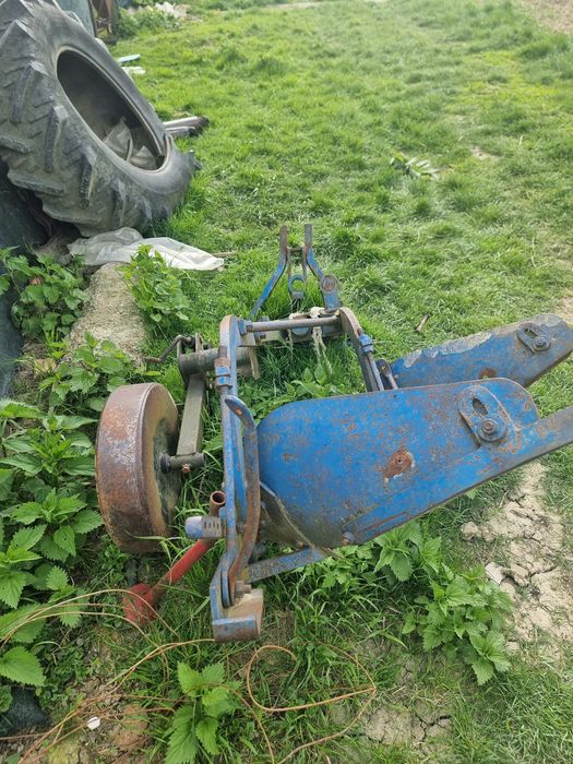 Vând două pluguri sau schimb cu oi