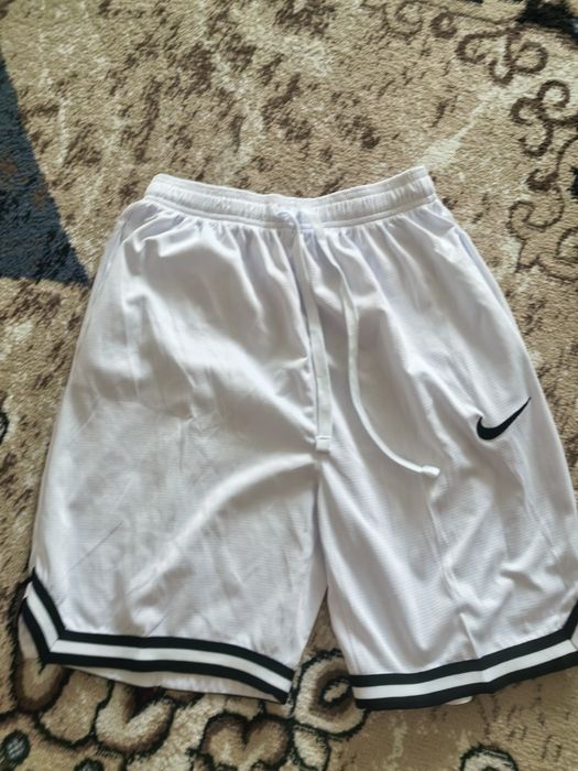 Продам новые шорты Nike