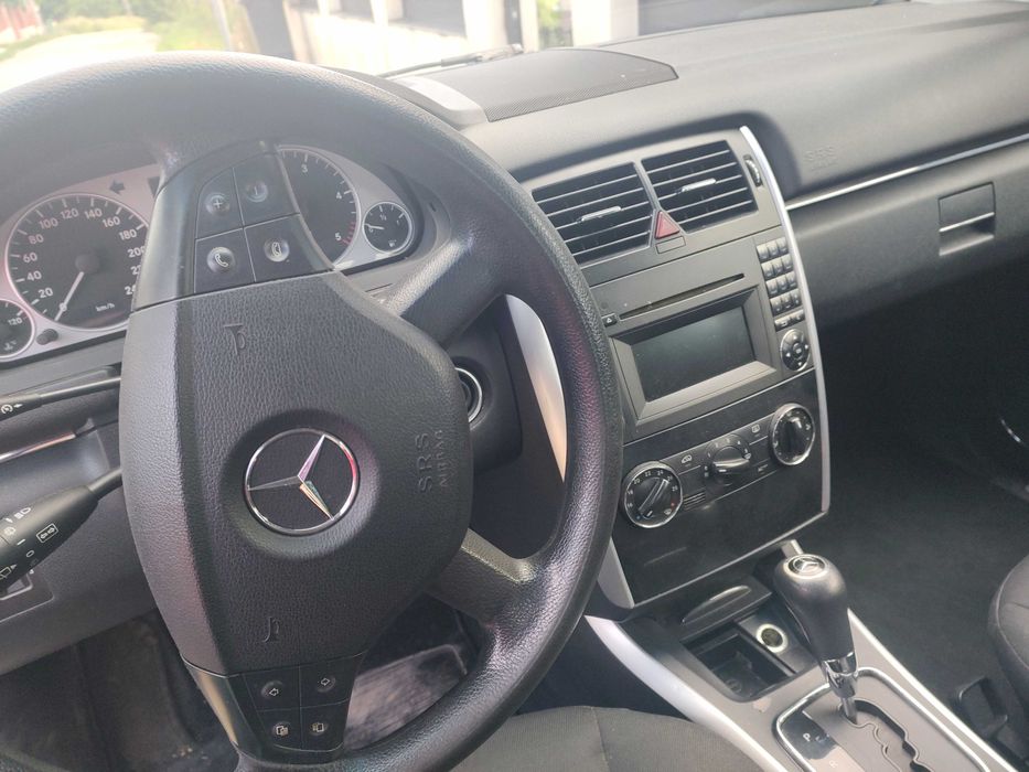 Mașina Mercedes b classe 180