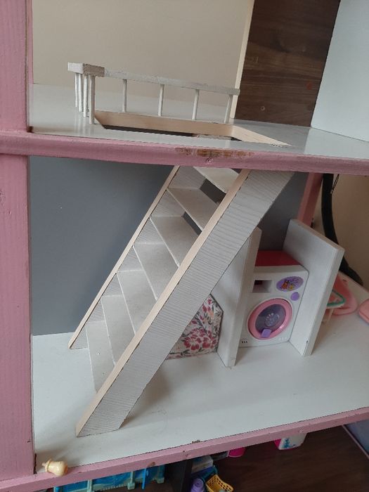 Трехэтажный кукольный домик