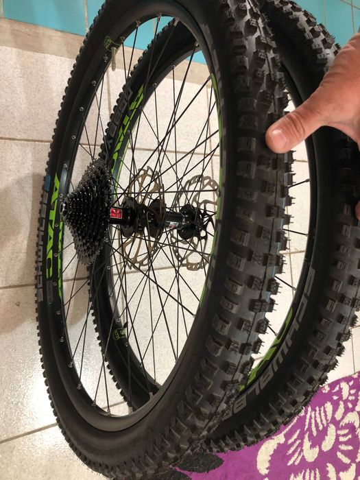 Vand set roti MTB 29 inch thru axle boost complete in stare foarte buna.