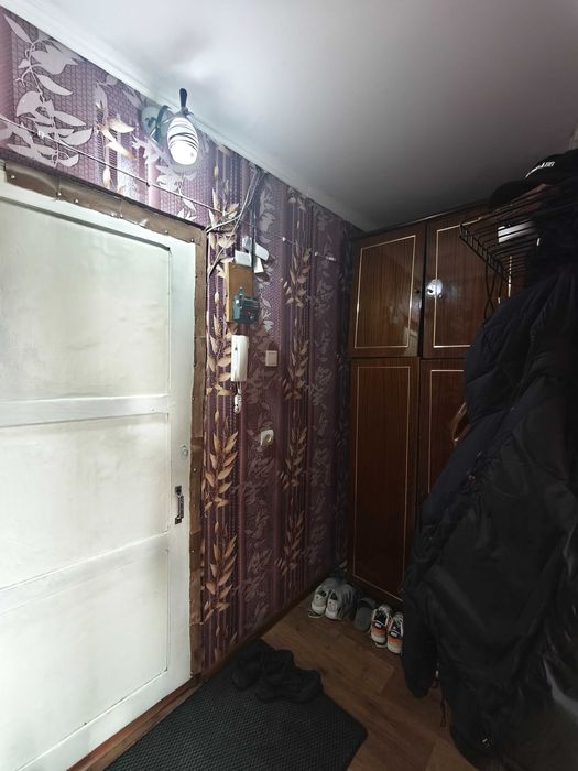 продам 1 комнатную момышулы 40а