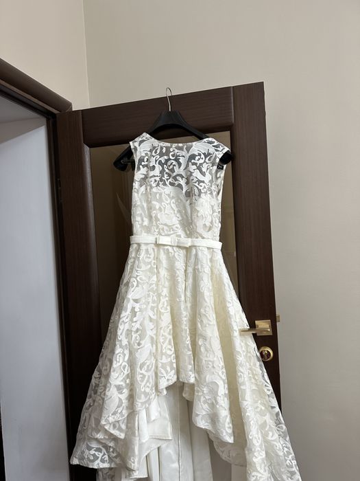 Красивое молочное платье на карсете