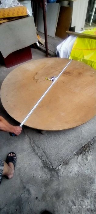 Стол круглый низкий и стол квадратный