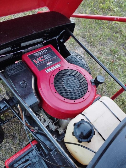 Tractoras gazon MTD motor Briggs Stratton 12,5 Cp cu lama de zapada si nu numai .