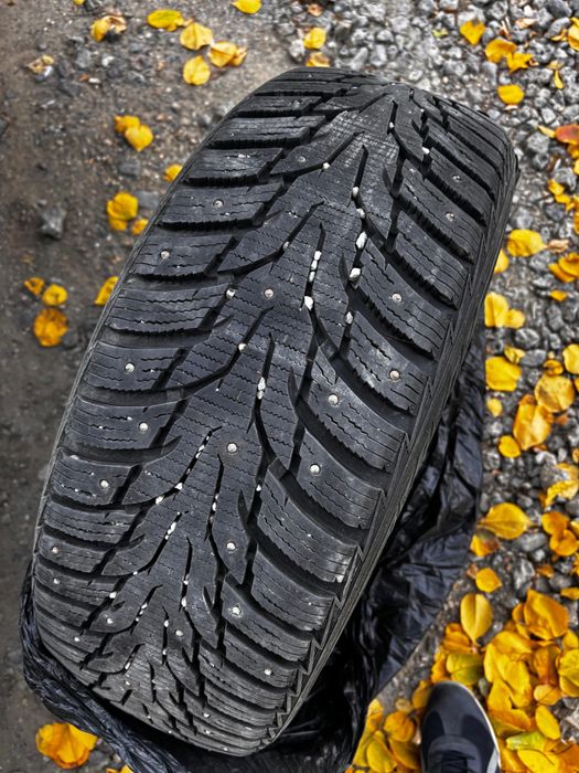 Продам зимние шины с шипами 215/55/R17