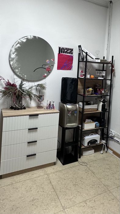 Стеллаж, стулья , помощник , зеркало, диспенсер