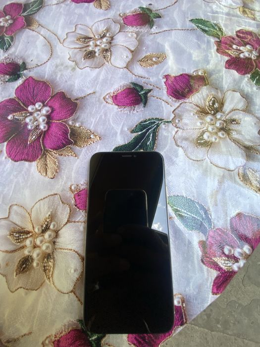 Iphone X sotiladi axvoli yaxshi ishlab turibti yomonmass batareka alis