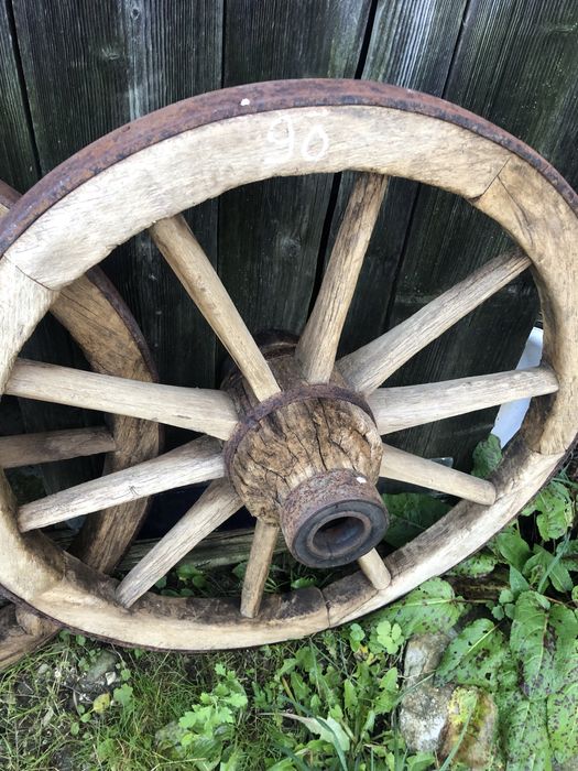 Roți de câruță vechi