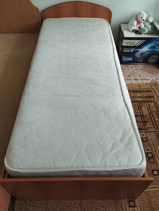 Продам кровать с ортопедическим матрасом