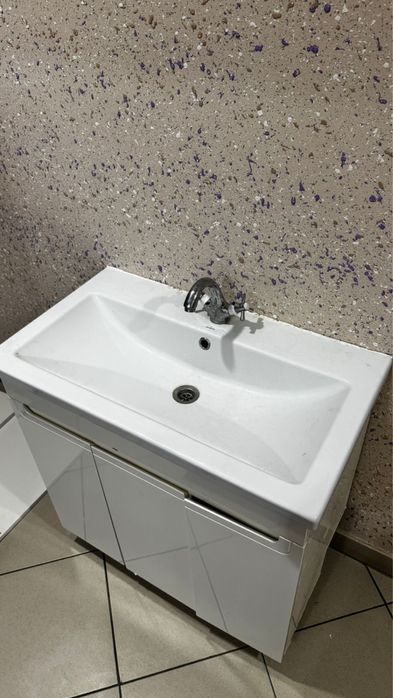 Раковина со шкафом, унитаз