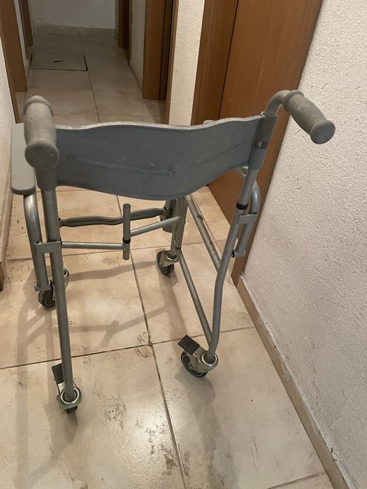 Инвалиден стол/ проходилка