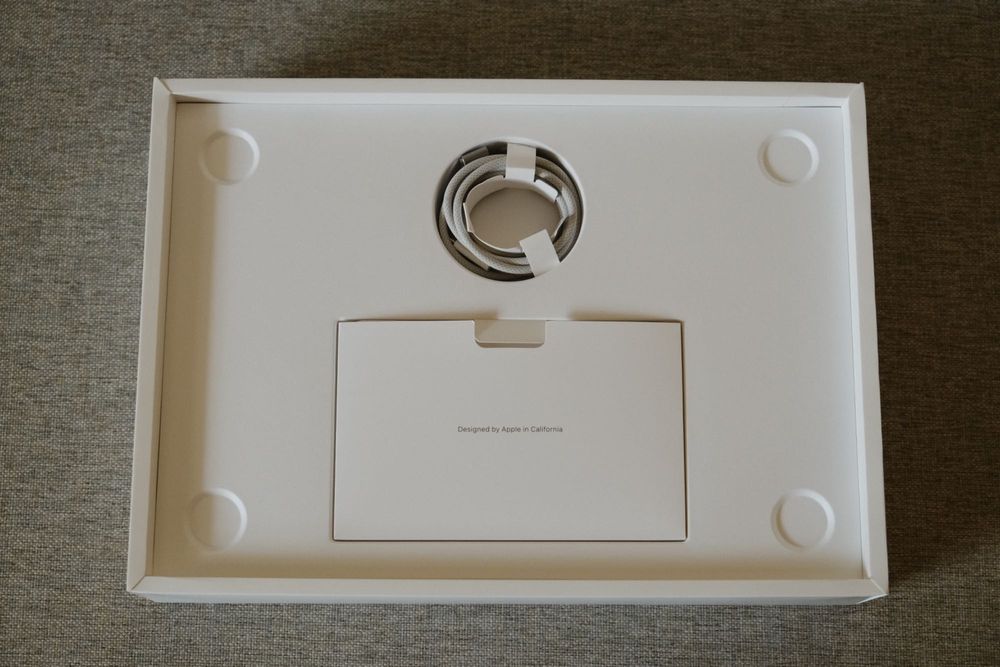 MacBook Air 13” Apple M2, 8GB RAM, 512GB SSD, Space Grey, husă REDANT