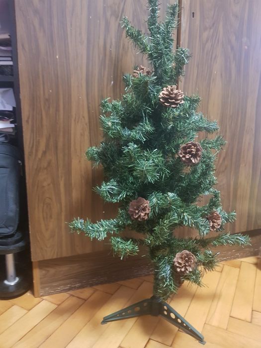 Изкуствена елха с шишарки -  височина 1 м.