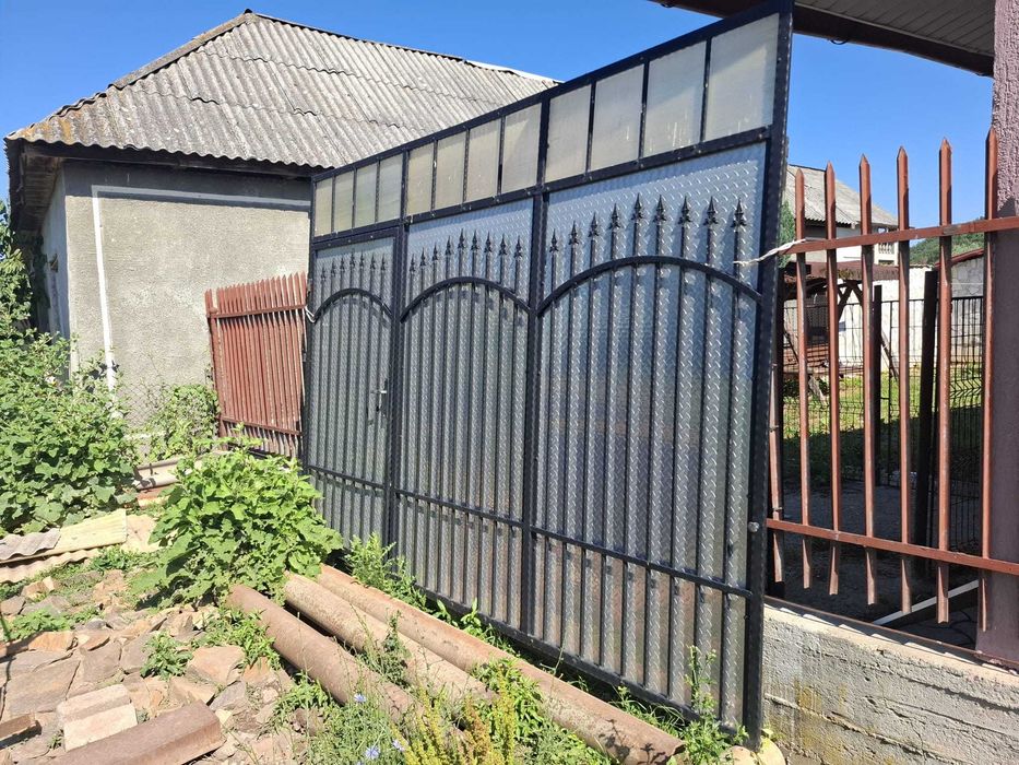 Poartă din fier forjat, cu tablă din aluminiu și policarbonat