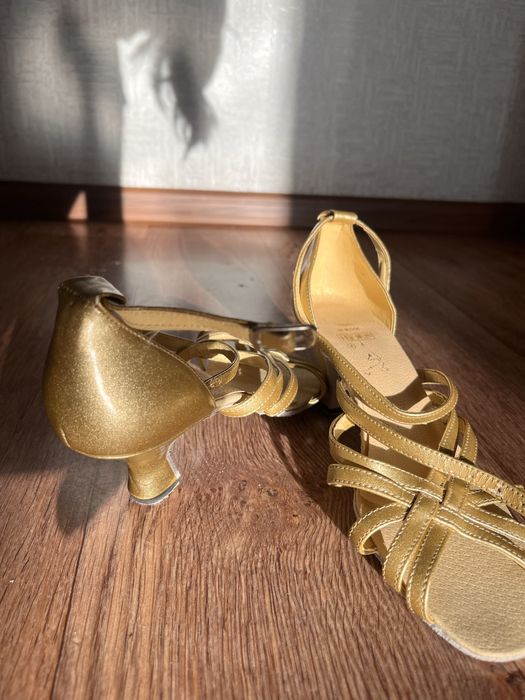 Женские босоножки