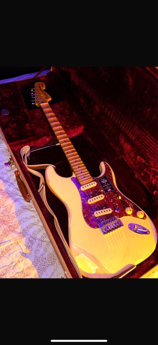 Электрогитара fender strat + кейс