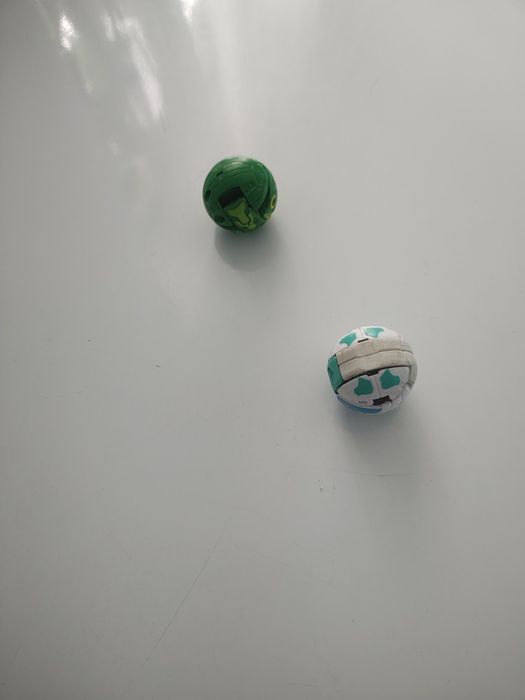 Vând bakugani albi și verzi