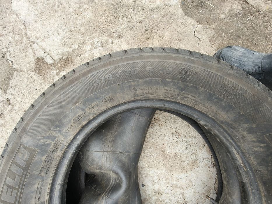 Продам резину 4 штуки.