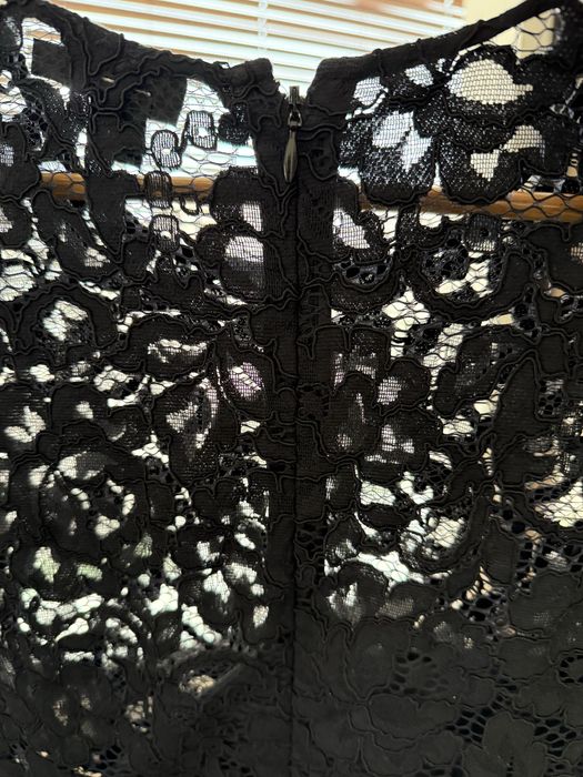 Три дамски рокли над коляното или под средата на бедрото