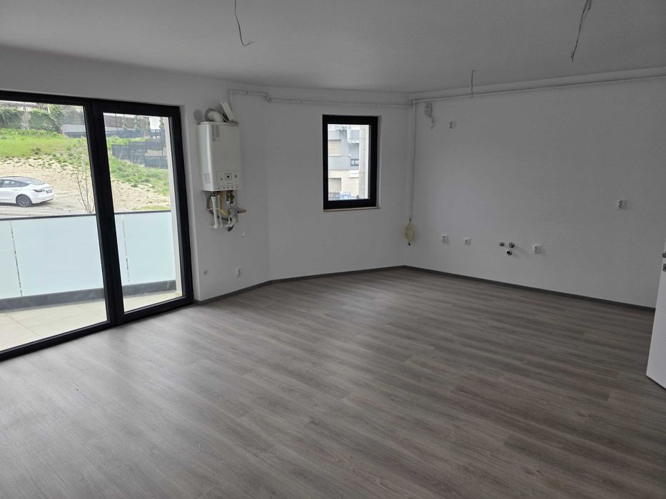 Apartament cu doua camere nemobilat in bloc nou central / Smeurei - parter inalt, doar pentru birouri