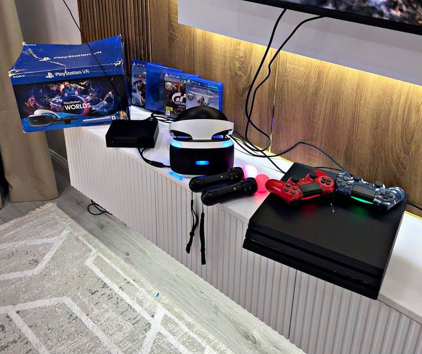 PlayStation 4 PRO 1000GB+VR+4 диска/2 MOVE/2 Геймпад