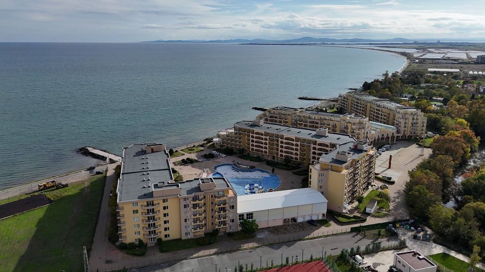 Тристаен на първа линия с гледка море