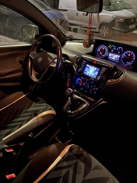 Lancia Ypsilon