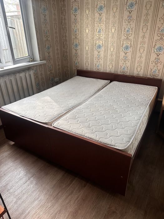 Стол, кровать, обувница