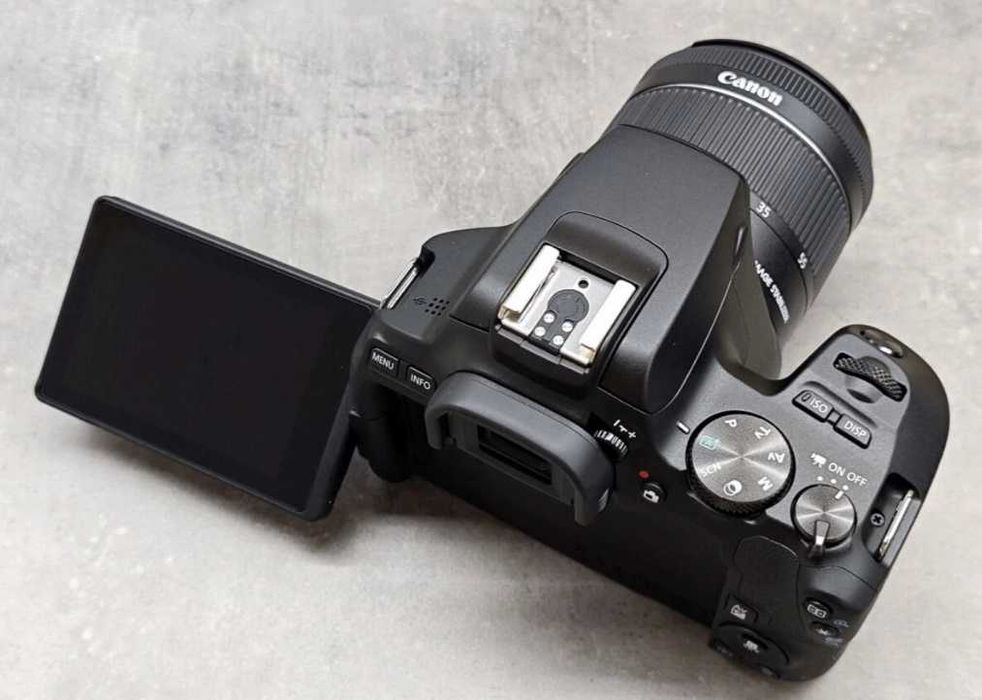 Продавам цифров фотоапарат CANON EOS 250D