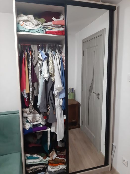 Vând șifonier uși glisante