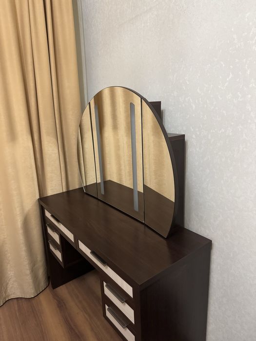 Трюмо с зеркалом и подсветкой