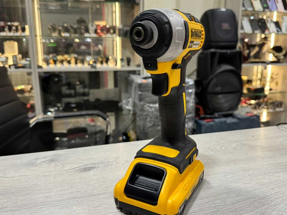 Акумулаторен Безчетков Винтоверт DeWalt DCF787  18V  XR