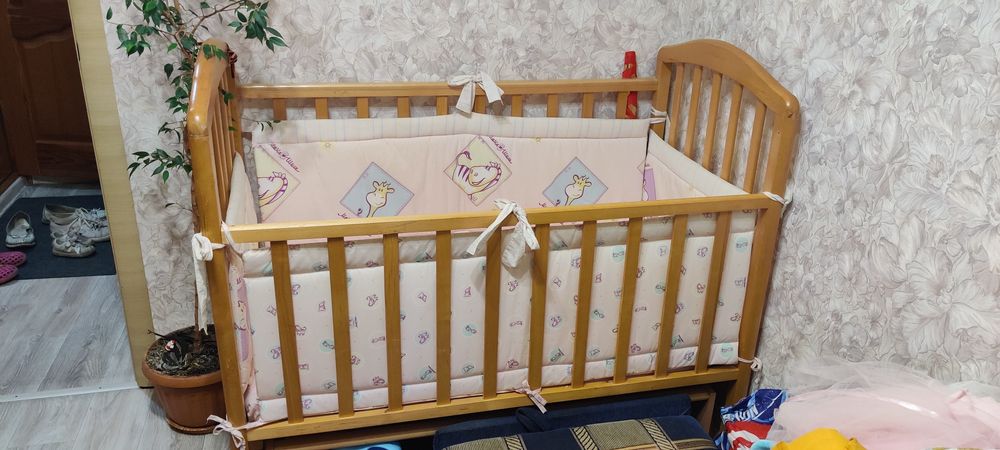 Продам детскую кроватку  бу